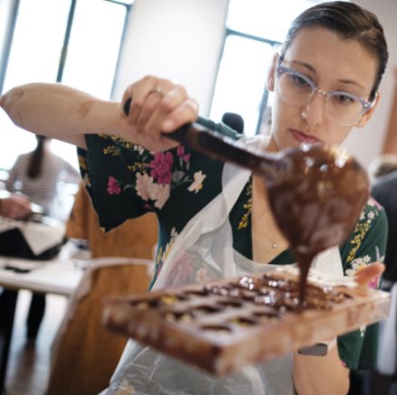 femme qui suit l'atelier pralines et mendiants a Bruxelles