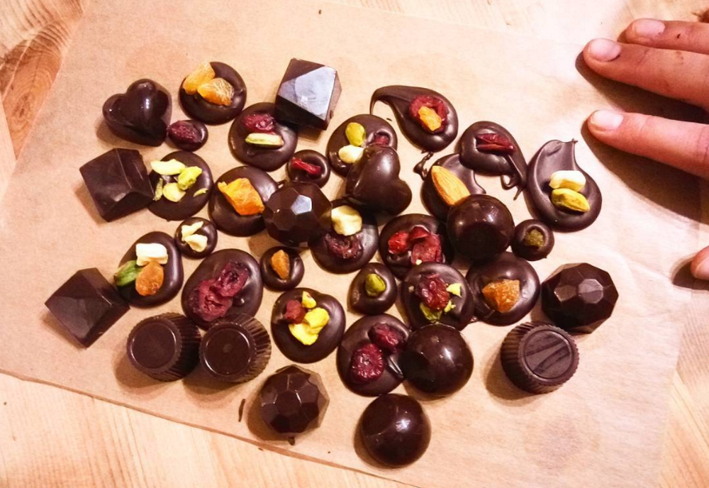 pralines dans notre atelier chocolat